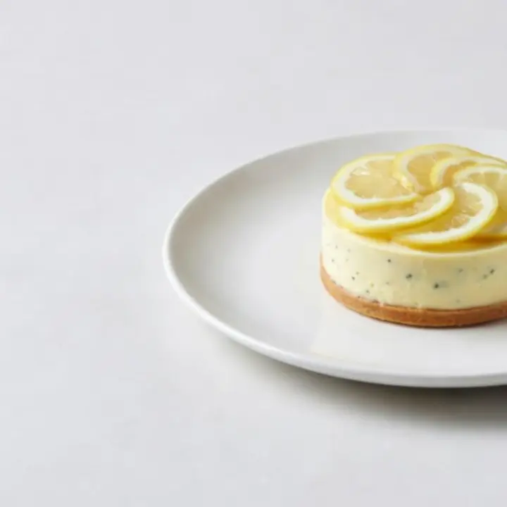 Assortiment de desserts maison dressés avec précision sur une assiette en porcelaine